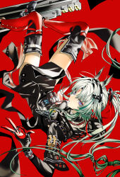  1girl absurdres animal_ears arcane_(arknights) arknights arknights:_endfield bird_ears bird_girl black_gloves blue_eyes facial_mark forehead_mark gloves green_hair grey_hair head_wings highres long_hair looking_at_viewer multicolored_gloves multicolored_hair parted_lips ponytail red_background red_gloves red_thighhighs satou_koromi solo thigh-highs two-sided_gloves two-tone_gloves wings 