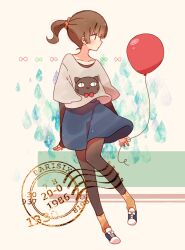  1girl absurdres animal_print balloon black_pantyhose blue_shoes blue_skirt blunt_sidelocks brown_hair cat_print closed_mouth commentary_request full_body grey_shirt highres holding holding_balloon layered_sleeves long_sleeves looking_to_the_side nishida_yume orange_socks original pantyhose ponytail print_shirt profile shirt shoes short_hair short_over_long_sleeves short_ponytail short_sleeves sidelocks skirt sneakers socks solo standing 