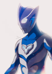  1boy absurdres alien artist_name battywanderer bloom blue_skin blurry collarbone color_timer colored_skin commentary compound_eyes depth_of_field dorsal_fin english_commentary film_grain giant giant_male glowing glowing_eyes highres looking_ahead male_focus multicolored_skin no_pupils pectorals pointy_ears silver_skin simple_background solo tokusatsu toned toned_male two-tone_skin ultra_series ultraman_teo ultraman_teo_(series) upper_body white_background white_eyes 