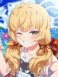  1girl ahoge blonde_hair blue_archive blue_sky blurry blurry_background blush brown_eyes clouds cocktail_glass collarbone commentary_request cup day drink drinking_glass drinking_straw drinking_straw_in_mouth flower grin hair_ribbon halo highres holding holding_cup holding_drink long_hair looking_at_viewer low_twintails mikoshi_(user_wvyd4348) ocean official_alternate_costume ogipote_(style) one_eye_closed outdoors pink_flower red_ribbon ribbon shirt short_sleeves sky smile solo t-shirt teeth twintails upper_body water_drop white_shirt yellow_halo yoshimi_(blue_archive) 