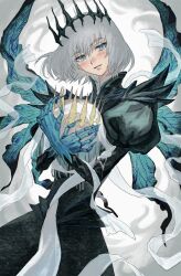  1boy arthropod_boy arthropod_limbs blue_eyes blush commentary_request cowboy_shot crown fate/grand_order fate_(series) grey_background grey_hair holding holding_detached_head imicoru juliet_sleeves long_sleeves looking_at_viewer male_focus medium_hair multiple_wings oberon_(fate) open_mouth puffy_sleeves robe shirt solo wings 