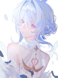  1girl armband back backlighting bare_back bare_shoulders black_feathers blue_dress blue_feathers blue_gem blue_hair braid commentary crystal_earrings dress earrings feather_hair_ornament feathers floating_hair from_behind fur_collar gem genshin_impact hair_between_eyes hair_bun hair_ornament hairband half_up_braid highres jewelry looking_at_viewer looking_back multicolored_hair musical_note odette_(genshin_impact) qi_nian7n short_hair sidelocks simple_background solo strapless strapless_dress streaked_hair untranslatable_commentary upper_body violet_eyes white_armband white_background white_hair white_hairband 