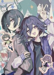  2boys :d ahoge alternate_costume black_shirt chibi chibi_inset commentary_request crew_neck danganronpa_(series) danganronpa_v3:_killing_harmony double-parted_bangs eyes_visible_through_hair green_hair hair_between_eyes hand_up highres holding_another's_arm jacket kuromi layered_sleeves letterman_jacket long_hair_between_eyes long_sleeves looking_at_viewer male_focus multiple_boys oma_kokichi open_clothes open_jacket parted_lips pink_eyes purple_hair saihara_shuichi shirt short_over_long_sleeves short_sleeves smile teeth upper_body upper_teeth_only v violet_eyes yuzu_(parasitic_910) 
