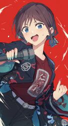  3s_(tarariko) absurdres belt black_shorts blue_haori blue_happi girls_band_cry haori happi highres iseri_nina japanese_clothes kuuhaku_to_catharsis low_twintails microphone open_mouth pinky_out red_background red_shirt shirt short_twintails shorts solo sweat teeth twintails white_belt 