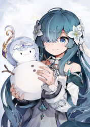  1girl aqua_hair bare_shoulders blue_eyes blue_hair collar detached_sleeves flower genshin_impact hair_flower hair_ornament hair_over_one_eye highres holding light_blush long_hair odette_(genshin_impact) pearl_hair_ornament puffy_detached_sleeves puffy_sleeves se-u-ra simple_background slavic_clothes smile snowman solo upper_body vodyanitsa_(genshin_impact) white_collar white_flower white_sleeves 