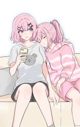  2girls amaori_haruna amaori_renako cellphone commentary_request couch hair_ornament hairclip highres holding holding_phone multiple_girls on_couch open_mouth pajamas phone pink_hair pink_pajamas ponytail shirt short_hair siblings simple_background sisters sleeping sleeping_on_person smartphone sweatdrop tttddsss violet_eyes watashi_ga_koibito_ni_nareru_wake_naijan_murimuri! white_background white_shirt 