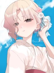  1girl black_eyes blonde_hair blue_sky clouds commentary_request hair_ornament japanese_clothes kantai_collection kimono kimura_shiki leaf_print obi sash short_hair sky smile solo upper_body vautour_(kancolle) vautour_(yukata)_(kancolle) watermark white_kimono yukata 
