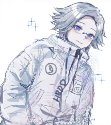  1boy aotsuki_eito black_gloves blue_eyes chinese_commentary closed_mouth commentary_request dong_fanqie drawstring dutch_angle glasses gloves grey_hair high_collar jacket long_sleeves male_focus pocket short_hair simple_background smile solo sparkle the_hundred_line_-last_defense_academy- upper_body white_background white_jacket zipper_pull_tab 