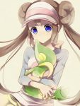  blue_eyes bow brown_hair closed_eyes creature double_bun eyes_closed long_hair mei_(pokemon) pokemon pokemon_(game) pokemon_bw2 raglan_sleeves snivy sumomo_(peach-breath) tail twintails visor_cap 