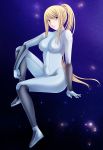  blonde_hair blue_eyes bodysuit breasts highres long_hair metroid ponytail samus_aran sitting skin_tight solo tamamon zero_suit 