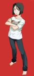  37suihan46 barefoot black_hair bob_cut clothes_writing crossed_arms fate/zero fate_(series) green_eyes red_background simple_background solo t-shirt waver_velvet 