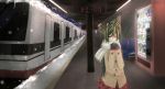  clock green_hair hajimete_no_koi_ga_owaru_toki_(vocaloid) hatsune_miku mittens ryo_(riyoshii) scarf snow snowing train train_station vending_machine vocaloid 